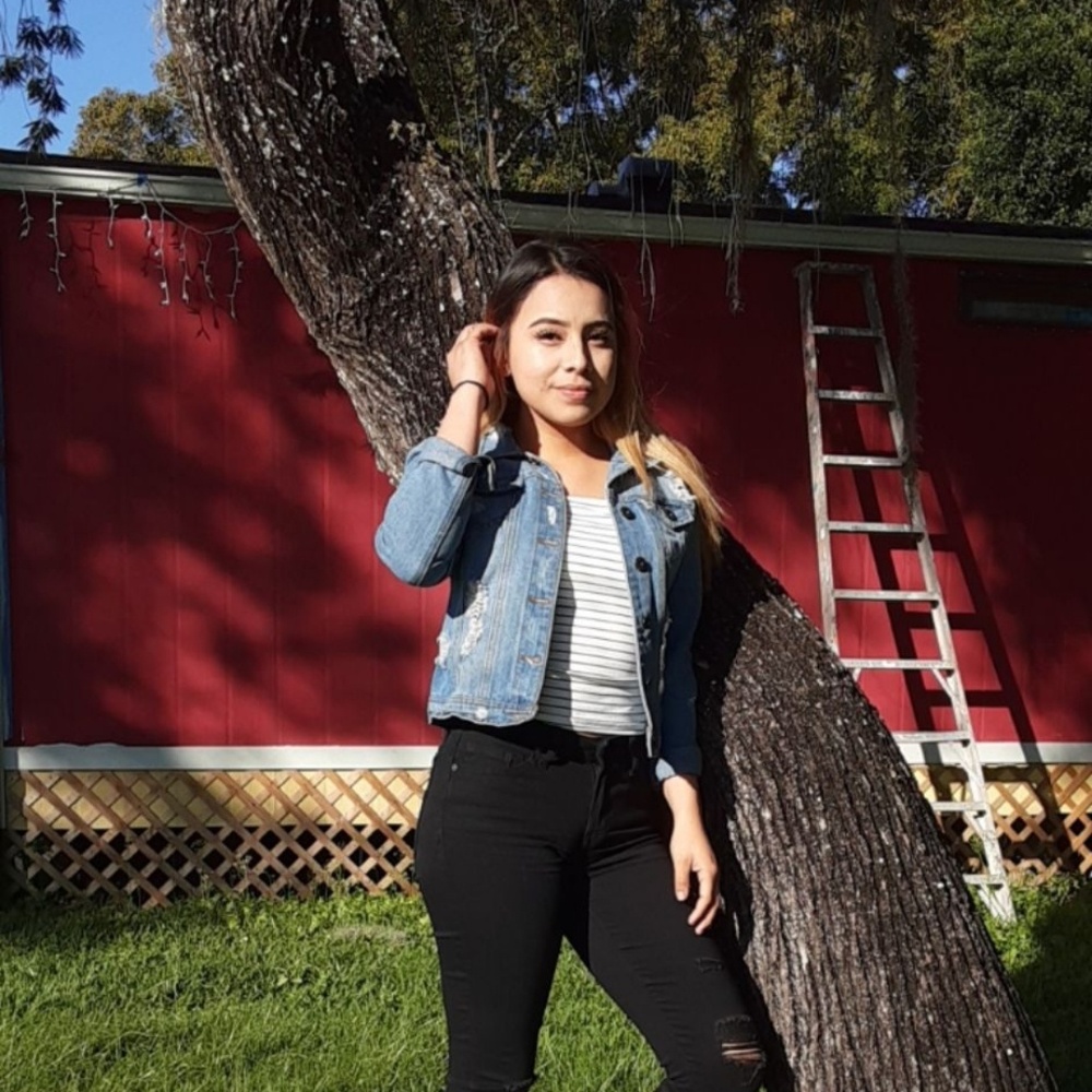 Meet your Posher, Elia